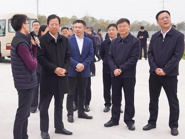 3月20日，市委常委、区委书记张建华带队对16个产业项目进行集中观摩。 徐浩翔 摄.jpg